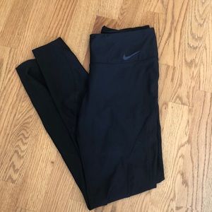 black active Nike leggings